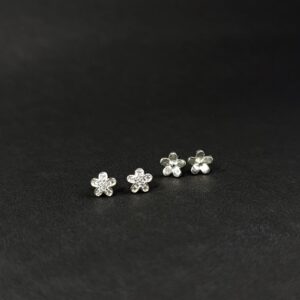 Brincos Flor Cravejada e Flor Lisa - dupla - Prata 925