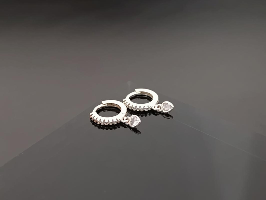 Argolinha com Micro Zircônias Cravejadas e com Zircônia Pendurada - Prata 925