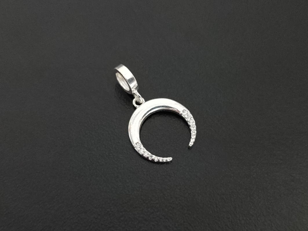 Pingente Berloque Meia Lua Invertida com Micro Zircônias - Prata 925