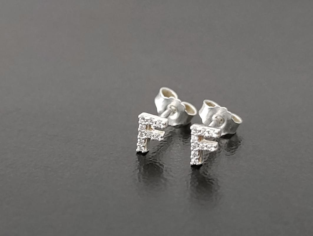 Brinco Mini Letra F com Zircônias - Prata 925 - Imagem 2