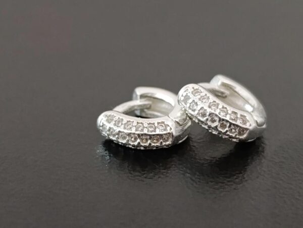 Argolinha com Micro Zircônias Cravejadas - Prata 925 - Imagem 2