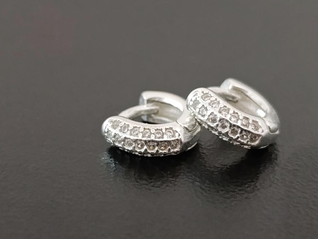 Argolinha com Micro Zircônias Cravejadas - Prata 925 - Imagem 2