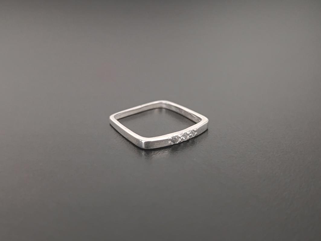 Anel Quadrado com Zircônias - Prata 925 - Imagem 2